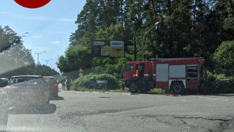 У Києві на перехресті не розминулися два автомобілі: фото