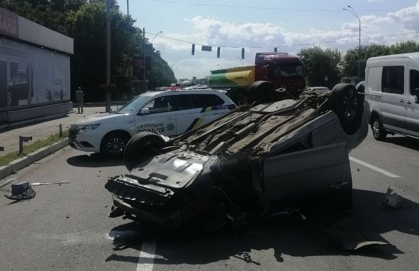 На выезде из Киева произошло ДТП: автомобиль перевернулся на крышу