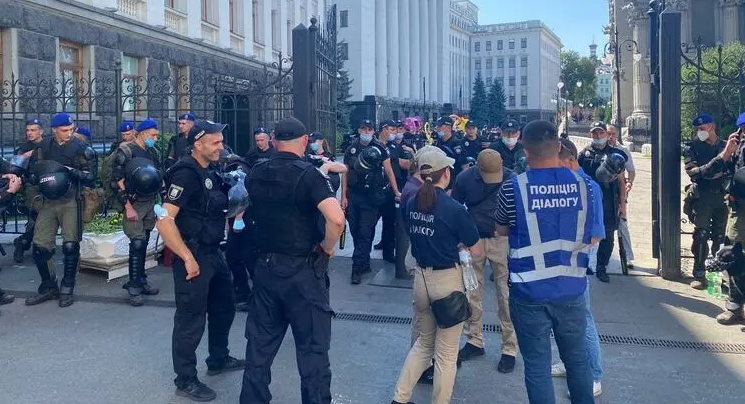 Нацкорпус забросал дымовыми шашками территорию дома Зеленского, видео