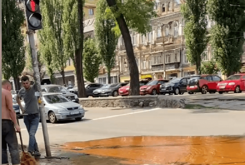 У Києві біля метро з-під асфальту б’є фонтан брудної води, відео