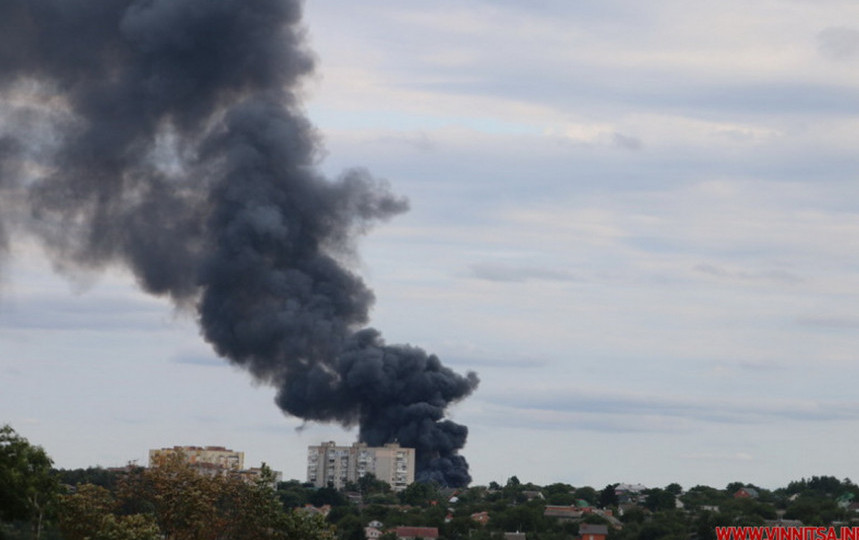 У Вінниці масштабна пожежа на складах: чорний дим видно за кілометри