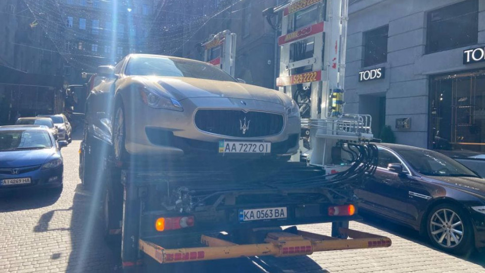 Не сплатив 19 штрафів: у столичного водія вилучили автомобіль, відео