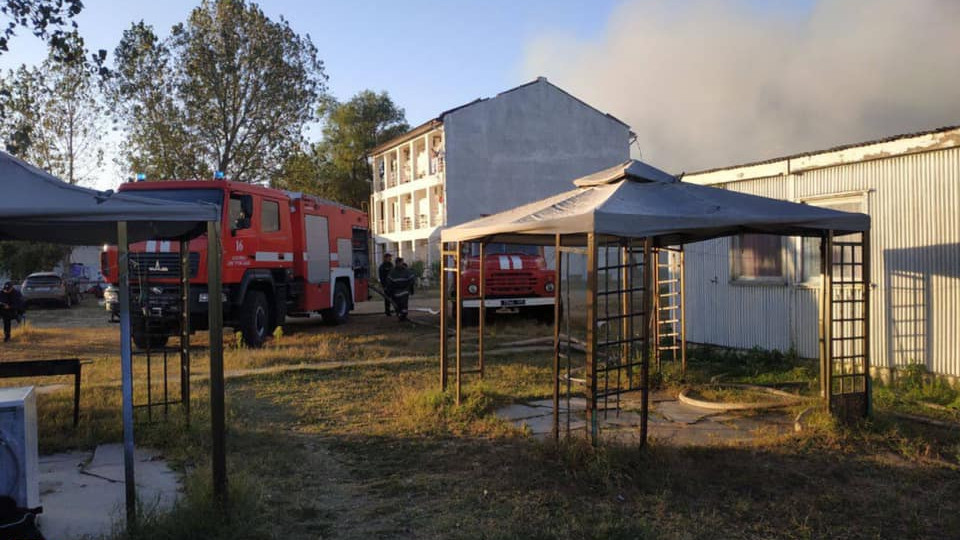 В Затоке вспыхнула база отдыха