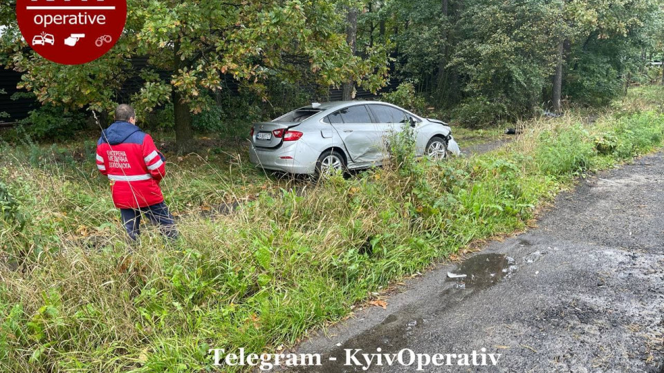 Смертельное ДТП в Киеве: автомобиль снес девушку на остановке