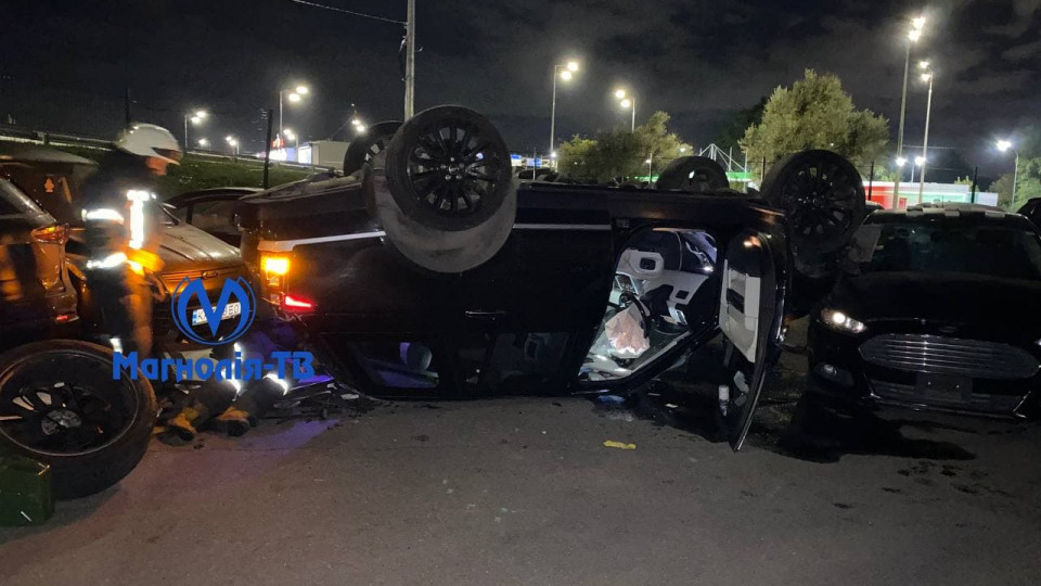 В Киеве девушка на внедорожнике протаранила несколько припаркованных авто