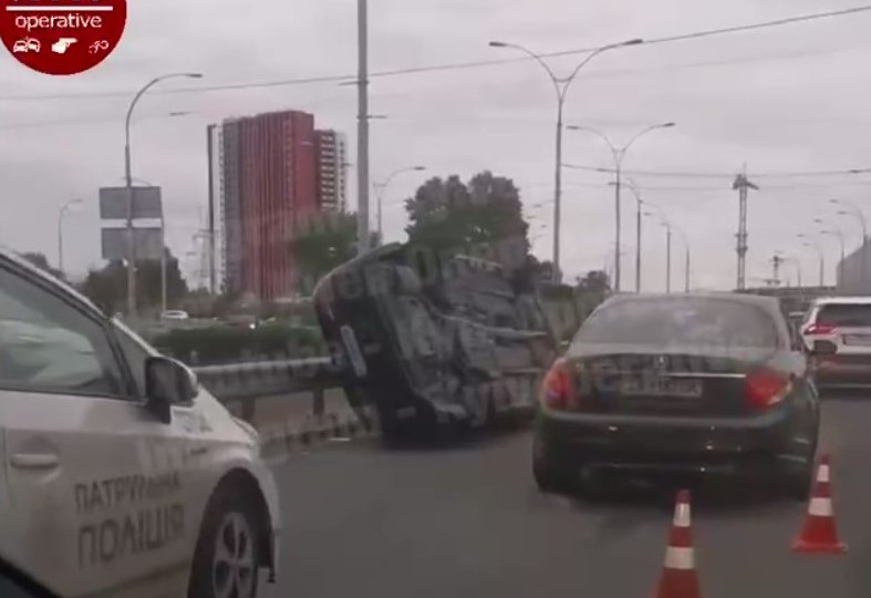 В Киеве перевернулась легковушка: видео