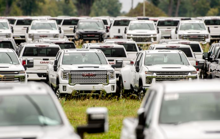 Гниют в поле: обнаружено кладбище новых автомобилей General Motors, фото