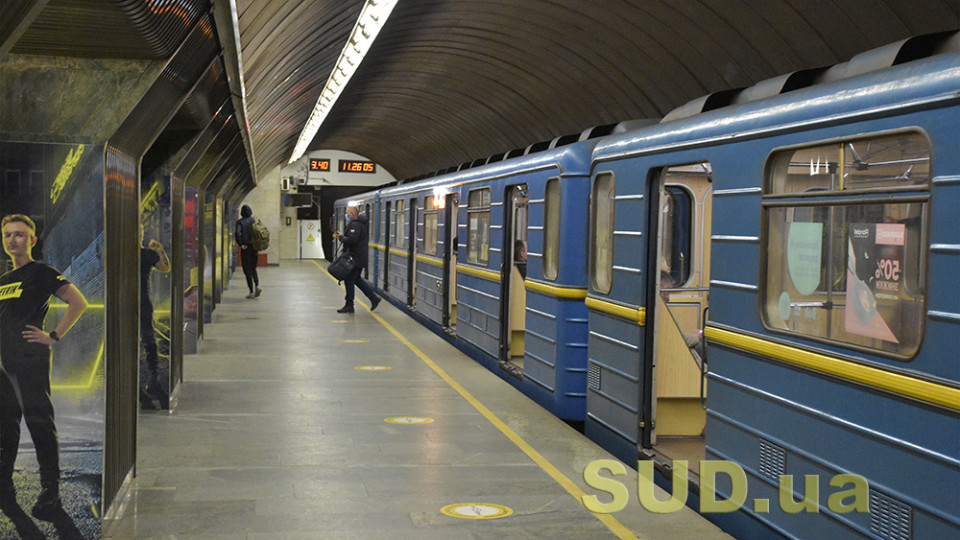 В столичном метро подростки курили прямо в вагоне: видео