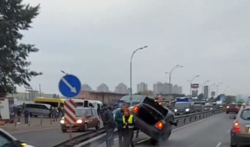 «Шел на взлет»: в Киеве автомобиль такси оказался на отбойнике, видео