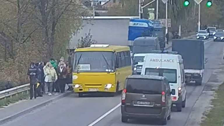 Под Киевом маршрутка с пассажирами разнесла кучу машин: отказали тормоза, видео