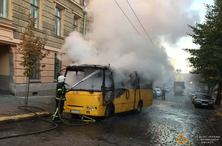 В Черновцах на ходу вспыхнула маршрутка: от нее почти ничего не осталось, фото и видео