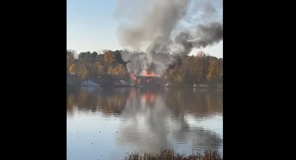 В Киеве вспыхнула прибрежная баня, видео