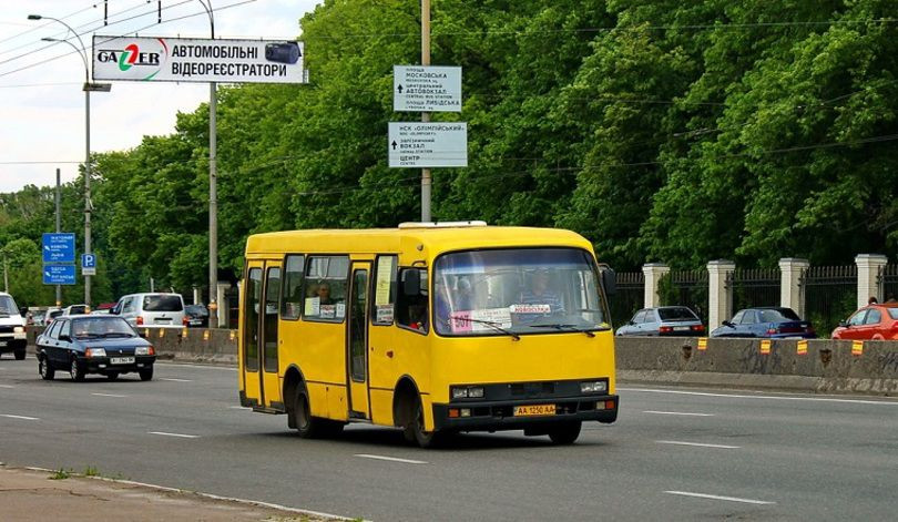 В Киеве маршрутчик грубо нарушил ПДД: есть видео