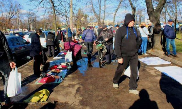 Ліквідація стихійної торгівлі: біля одного зі столичних вокзалів демонтували МАФи