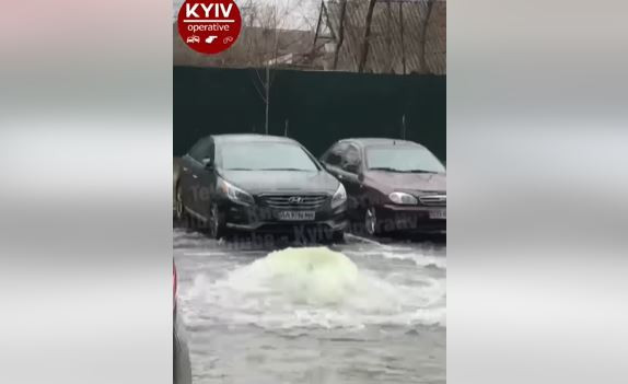 В Киеве  из-за прорыва водопроводной трубы образовался мощный «гейзер»