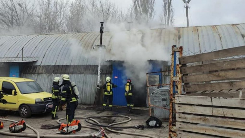 В Киеве вспыхнул пожар в ангаре с химическими веществами