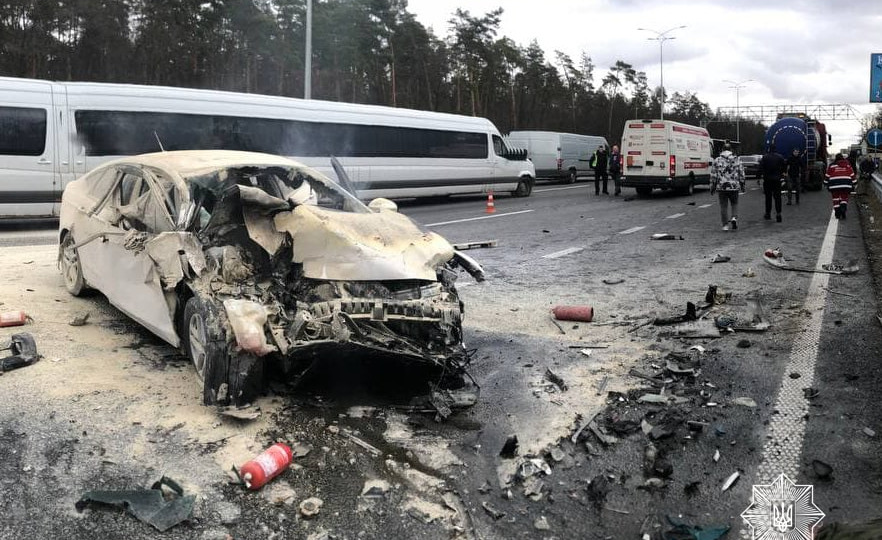 Протаранил бензовоз и загорелся: под Киевом на ходу вспыхнул автомобиль, видео