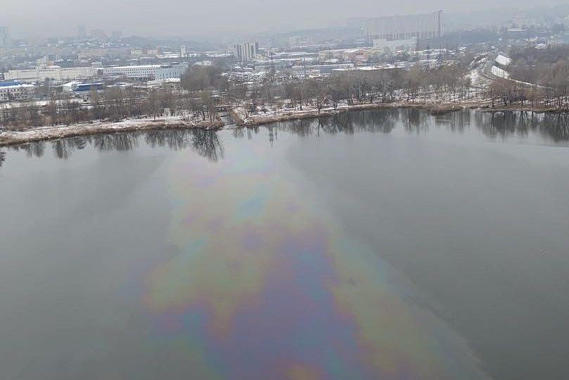 В Киеве вылили топливо в озеро на Оболони: поверхность водоема покрылась огромными пятнами, фото