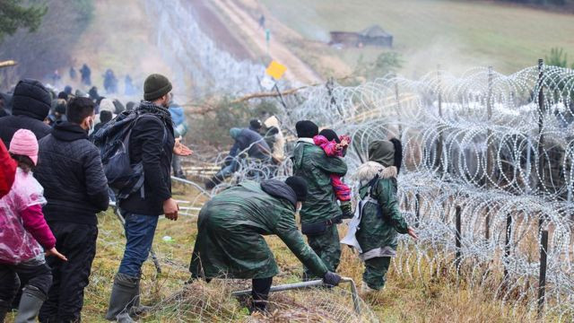 Кризис на польской границе: более 200 мигрантов устроили штурм