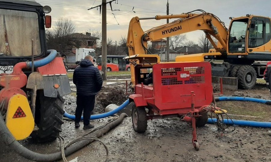 Харьковские дома остались без воды, зато дороги с фонтанами: видео потопа