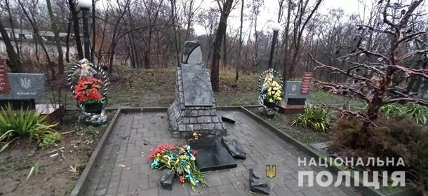 В Первомайске вандалы повредили памятник героям Небесной Сотни