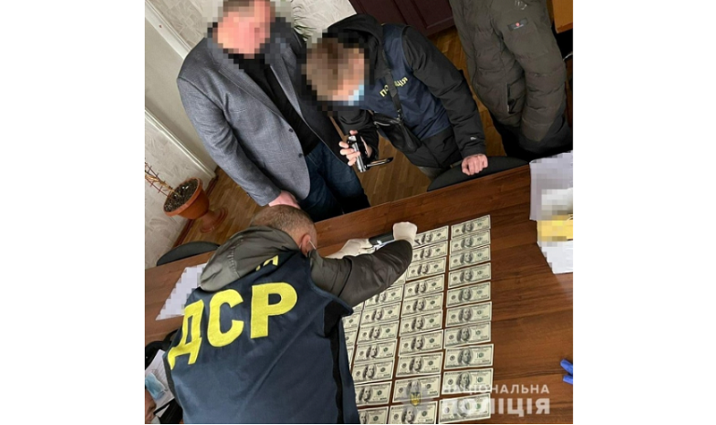 4 тисячі доларів за укладення договору: на Черкащині на хабарі  затримали голову ОТГ