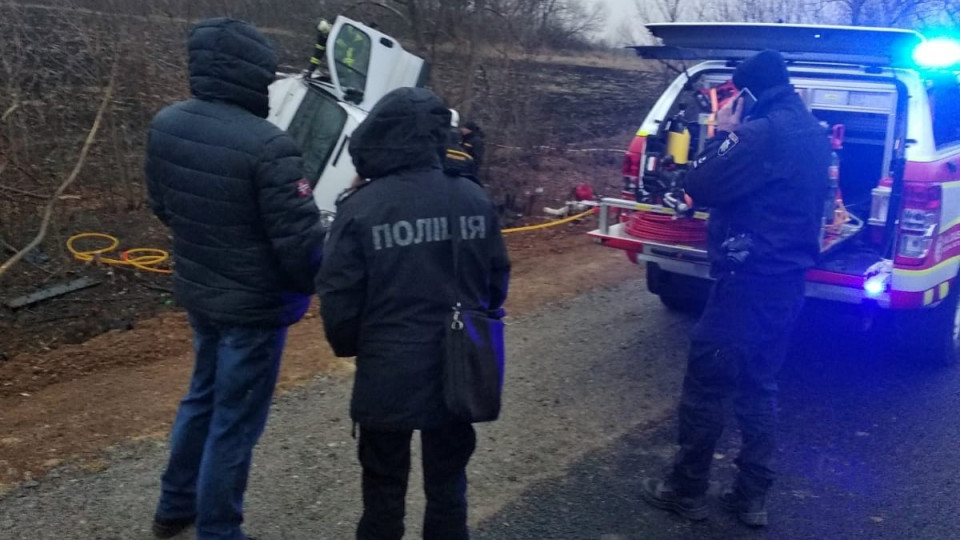 ДТП из-за гололедицы с погибшим: в Луганске перевернулась маршрутка с пассажирами