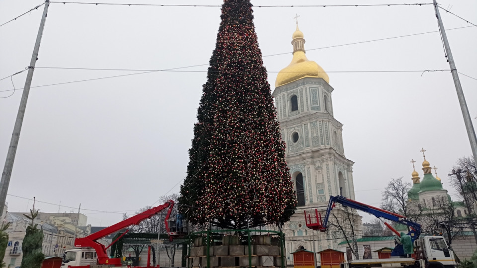 В Киеве почти нарядили главную елку: яркие фото