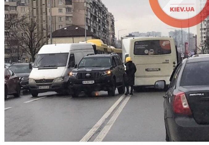 В Киеве женщина устроила ДТП: притерлась между автобусом и маршруткой