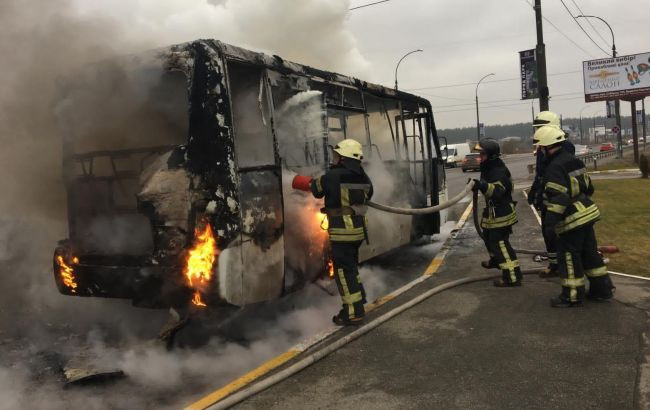 Под Киевом вспыхнула маршрутка с пассажирами