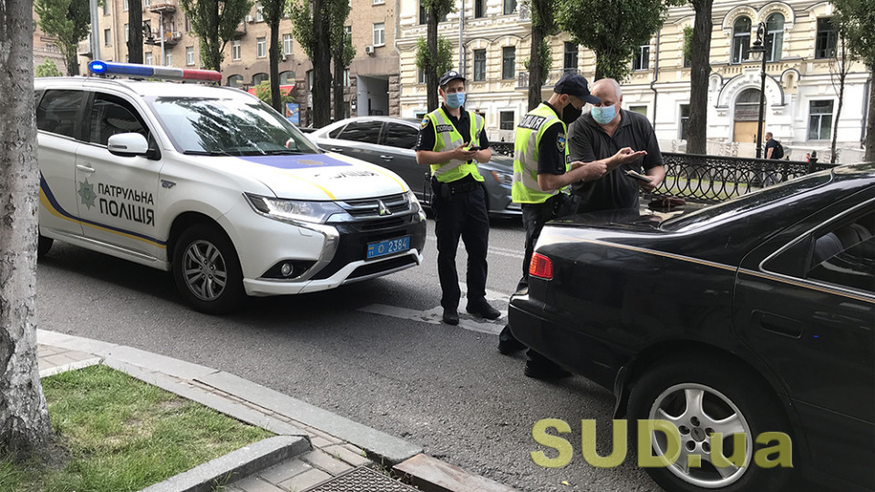 Копы остановили авто в Киеве за нарушение ПДД, но обнаружили у водителя тесак и, возможно, пистолет с наркотиками