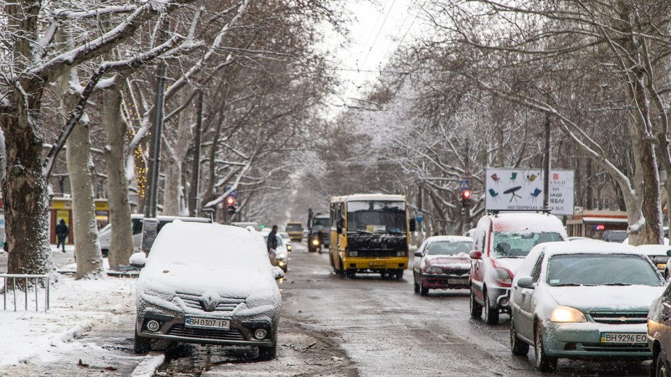 Одессу засыпает снегом: движение транспорта затруднено