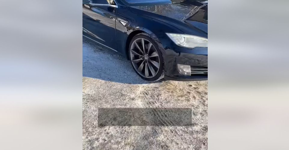 В Киеве «замерзла» Tesla: курьезное видео