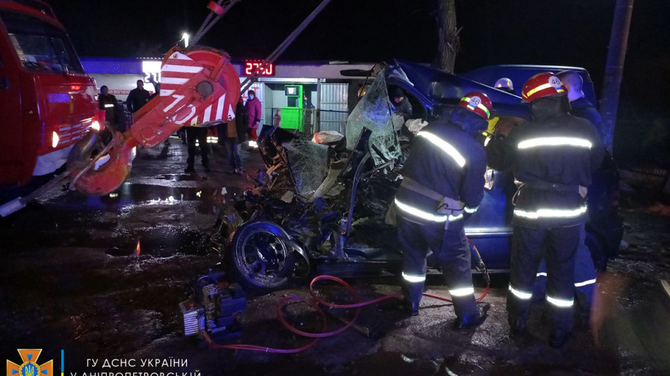 Смертельное ДТП под Днепром: тела погибших вырезали из авто, фото и видео