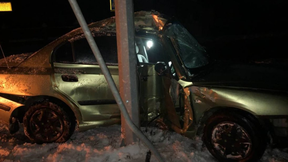 Влетел в электроопору: в ДТП под Киевом пострадали дети