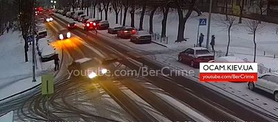 В Киеве авто снесло человека на пешеходном переходе