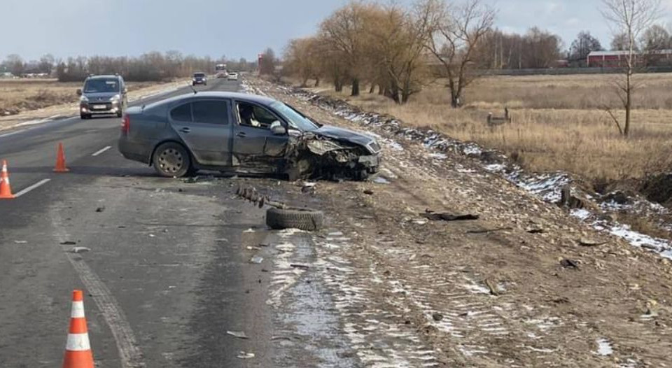 Под Киевом в результате ДТП пострадали три человека, фото