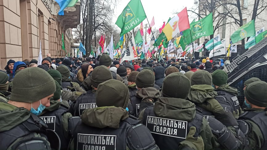 Поліція почала затримувати ФОПів: під Радою сталися сутички