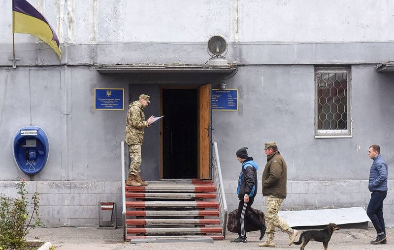 Зеленський пропонує змусити подавати  довідку з колишніх віськкоматів для встановлення належності до громадянства України