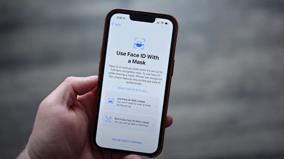 iPhone научился определять владельцев в масках по FaceID