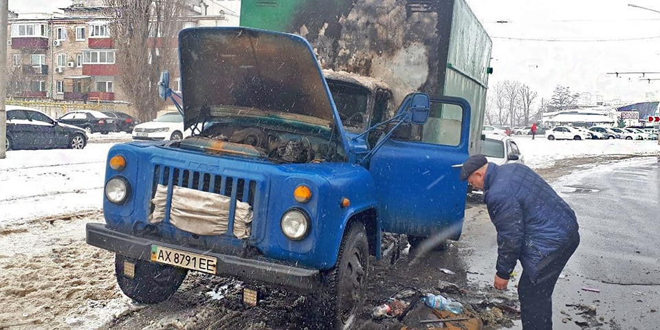 В Харькове во время движения загорелся грузовик: фото