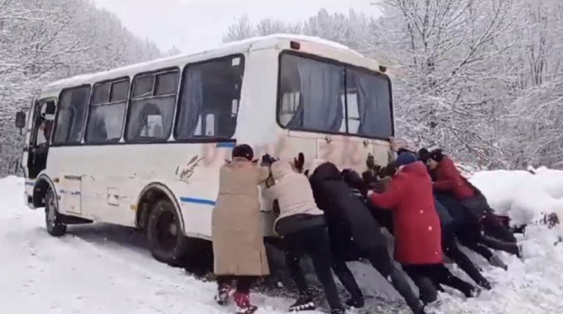 Под Киевом пассажиры вытолкали автобус из снежной ловушки: видео