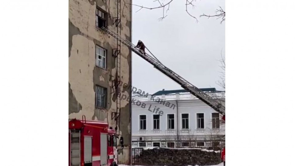 В Харькове вспыхнул пожар в студенческом общежитии: появилось видео