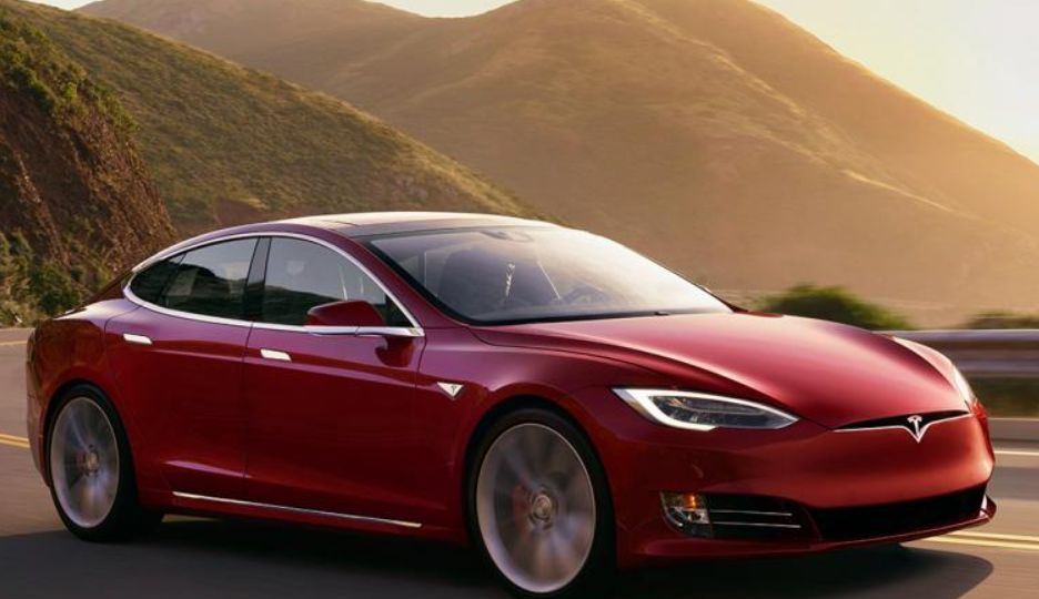 Tesla требует с клиента 22 000 долларов за залитую батарею