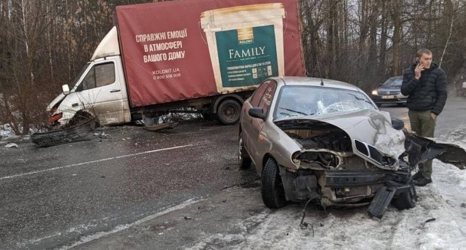 Серьезное ДТП под Киевом: автомобили на скорости столкнулись лоб в лоб