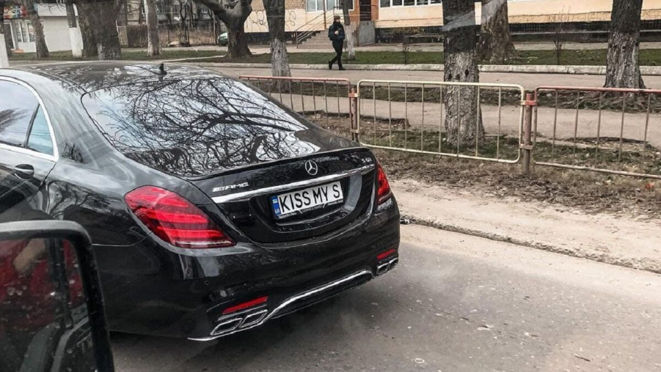 По улицам Одессы разъезжает Mercedes с необычным номером: фото