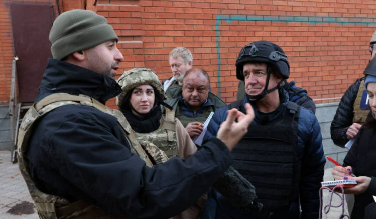 Нардепы и журналисты попали под обстрел в зоне проведения ООС, видео