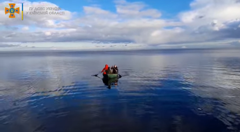 На Киевском водохранилище двух подростков унесло на льдине