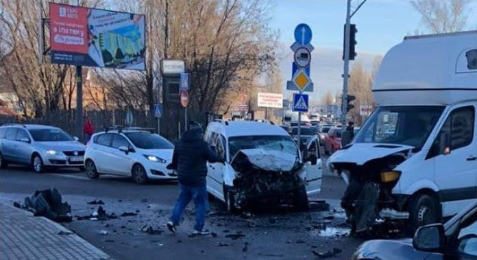 На въезде в Киев фургон врезался в легковушку