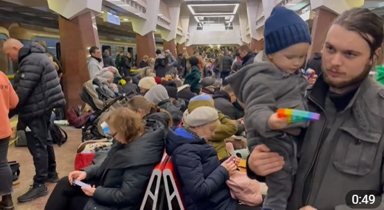 В Харькове люди прячутся в метро: видео из подземки